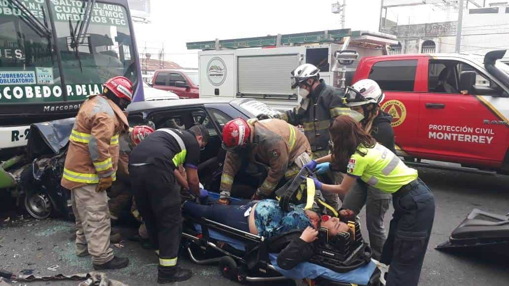 La conductora del auto resultó lesionada luego de estrellarse contra un transporte urbano