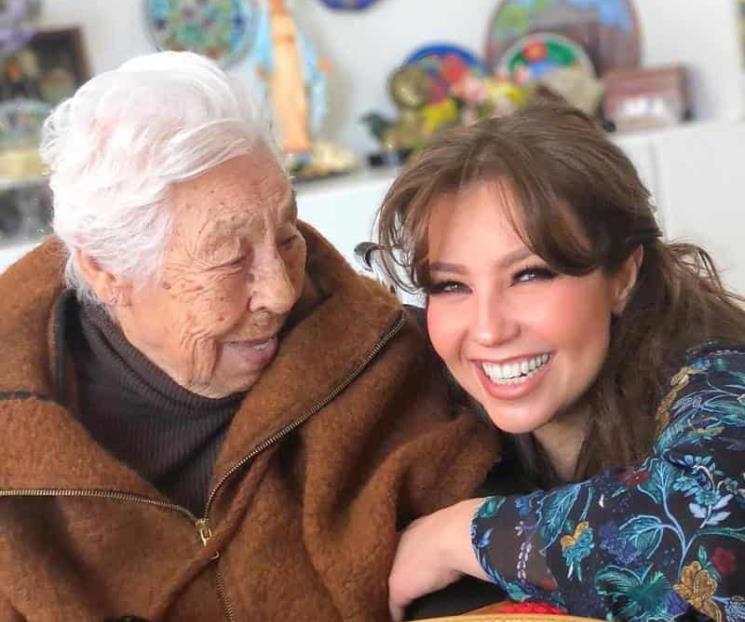 Thalía pide a sus fans que dediquen oraciones a su abuela