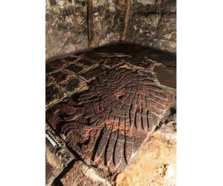 Hallan bajorrelieve con forma de águila real en Templo Mayor