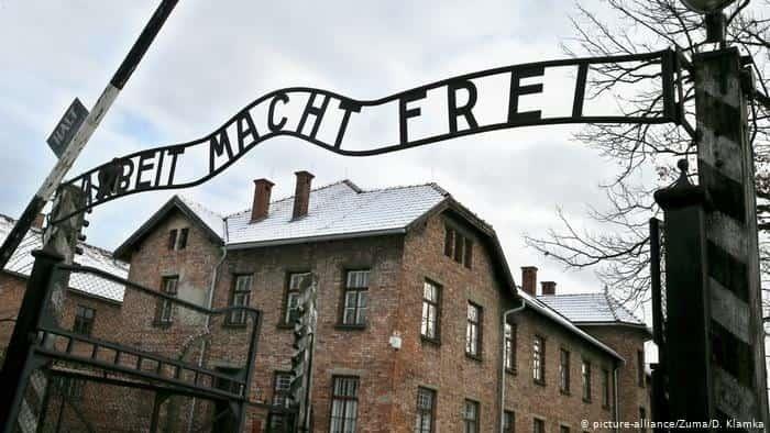 Conmemora Auschwitz su liberación online