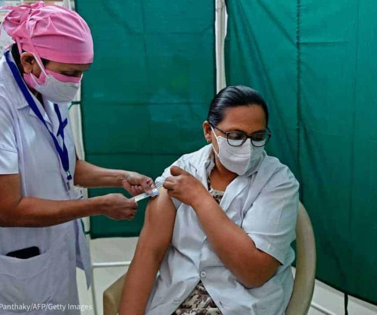 India vacuna a  trabajadores sanitarios