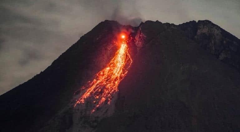 Arroja volcán Merapi río de lava