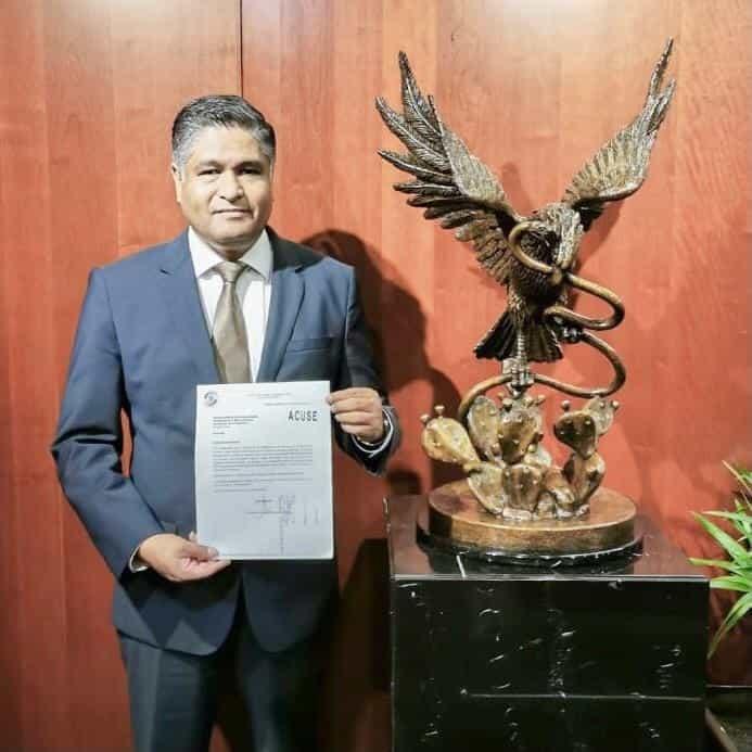 Pide Víctor Fuentes licencia como senador