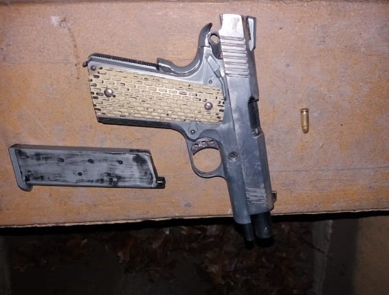 En una banca frente a un domicilio, fue encontrada un arma de fuego