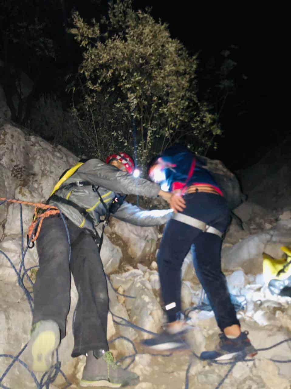 Dos jóvenes es que subieron a la Cueva de La Virgen, en La Huasteca, sin equipo adecuado y se extraviaron al intentar bajar
