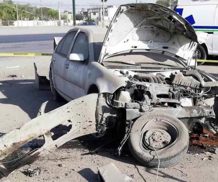 Auto choca contra poste en Carretera Monterrey-Laredo