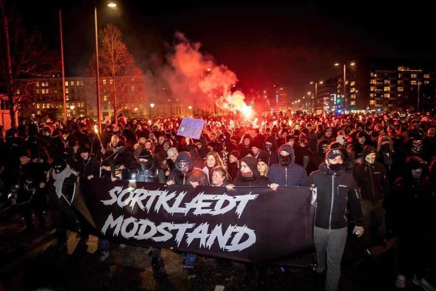 En Dinamarca salen con antorchas en protesta contra Covid