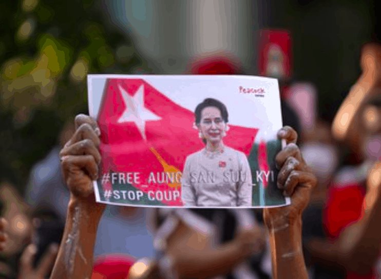 Suu Kyi, acusada de posesión de radios ilegales