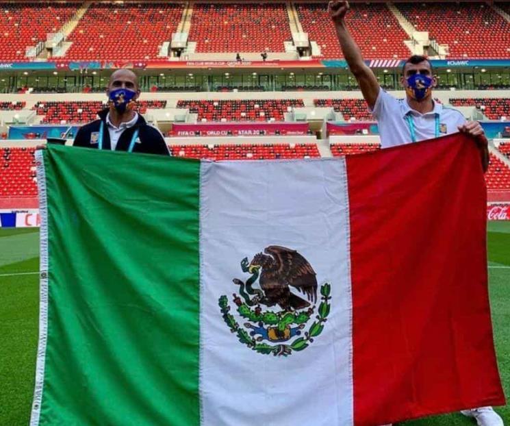 Posan Guido y Nahuel con bandera de México