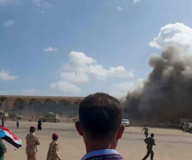 Rebeldes yemeníes atacan aeropuerto
