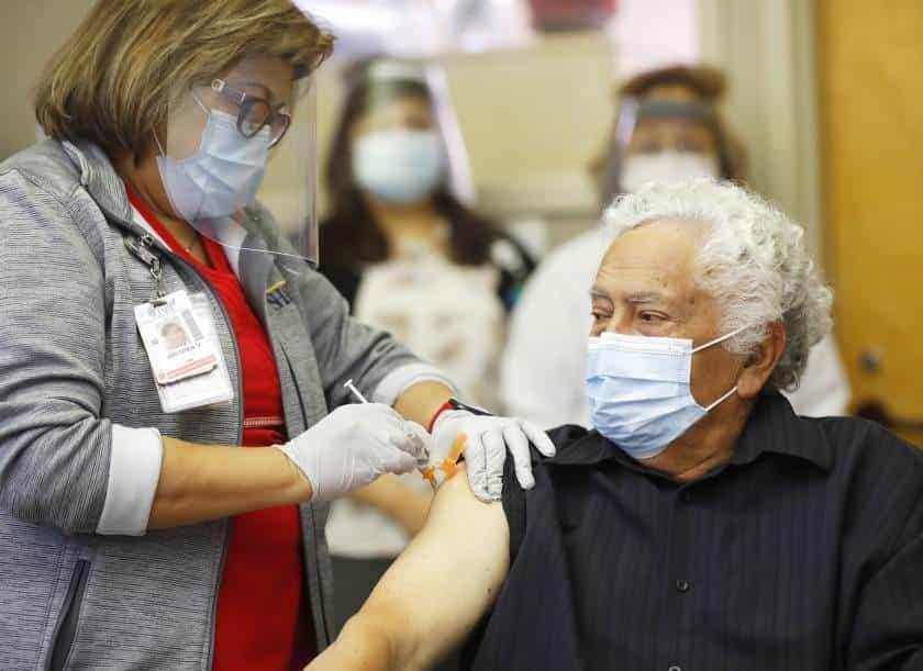 Buscan acercar vacunas a adultos mayores