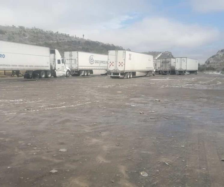 Quedan varados vehículos en Autopista Monterrey-Nuevo Laredo