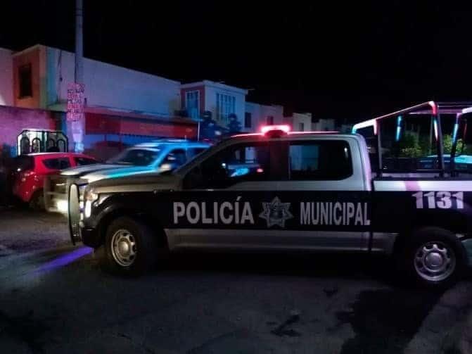 Enfrentan a policías con pistola de plástico en Apodaca