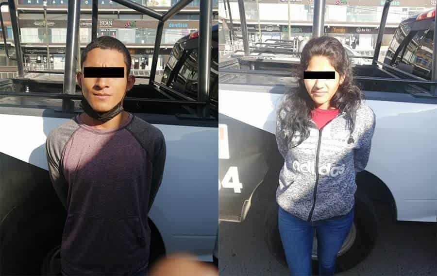Arrestan a pareja en auto con reporte de robo