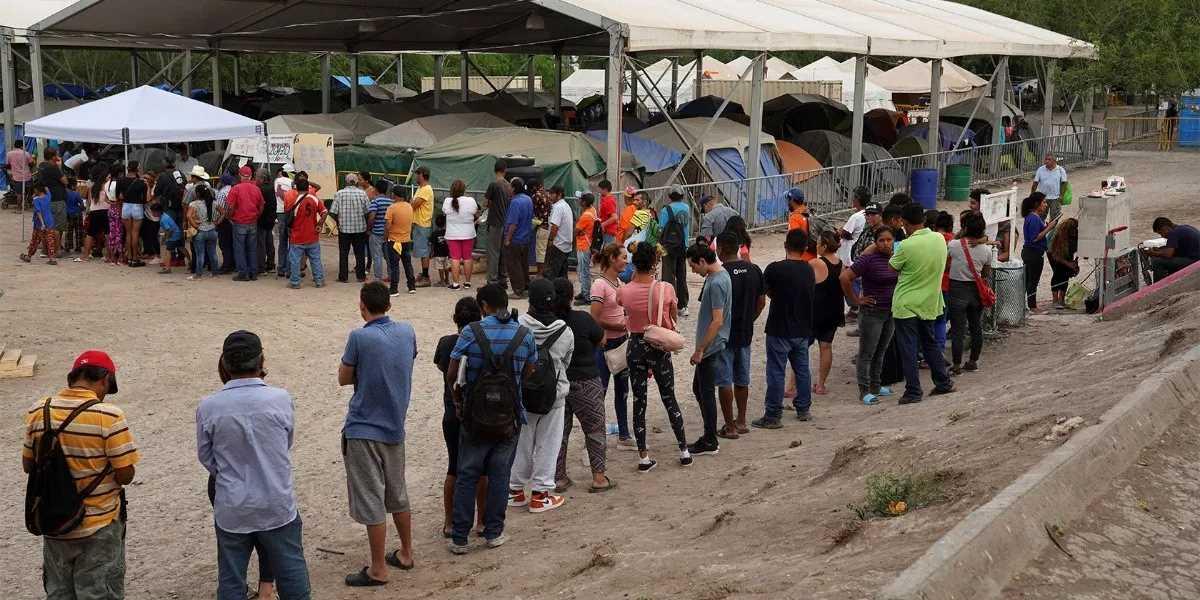 Piden a migrantes no saturar campamento