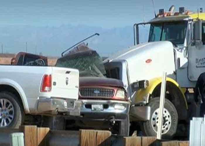 Choque entre camiones en California deja al menos 15 muertos