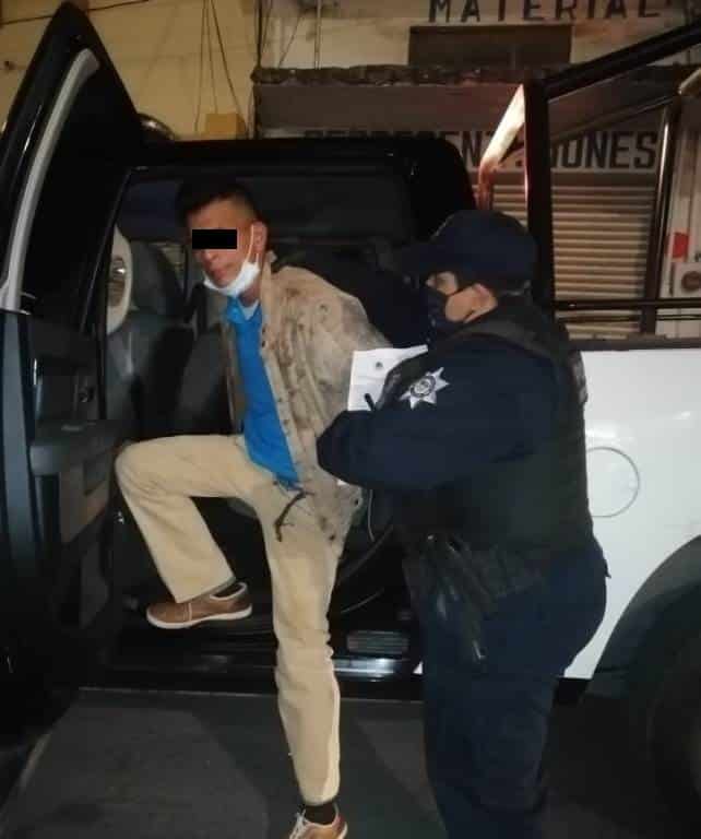 La pareja circulaba a bordo de un vehículo utilizado en robos a tiendas de conveniencia