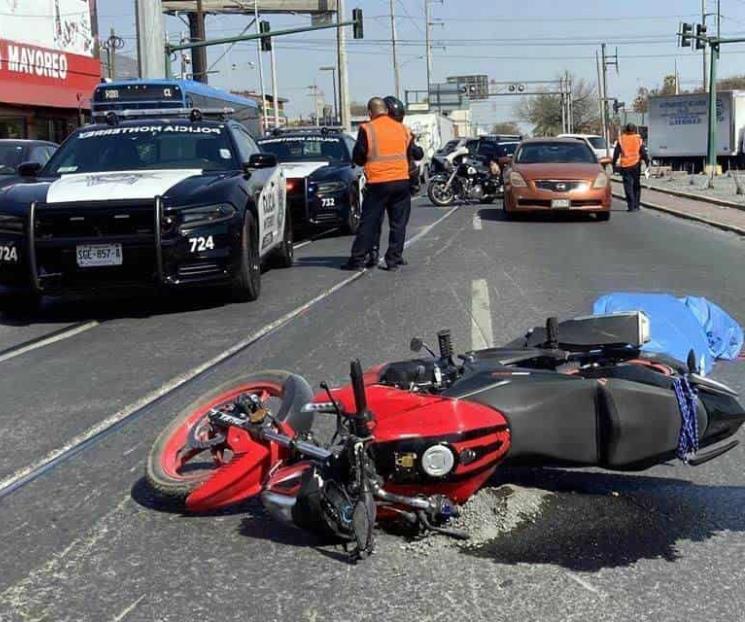 Muere motociclista arrollado por camioneta