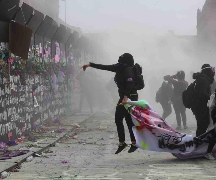 Con gases, policía dispersa a grupos feministas de PN