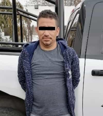 Arrestan a hombre en camioneta con reporte de robo