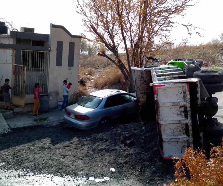 Vuelca camión de Servicios Públicos en Escobedo