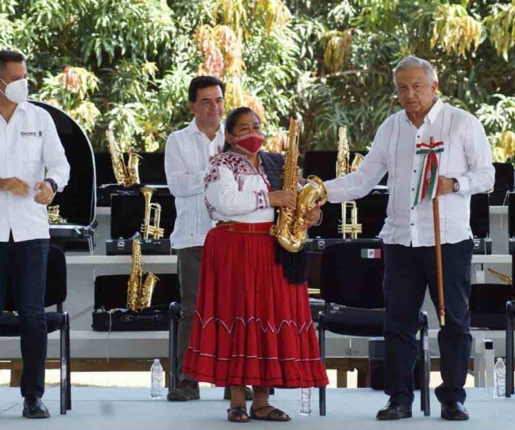 AMLO se compromete entregar cada año instrumentos en Oaxaca