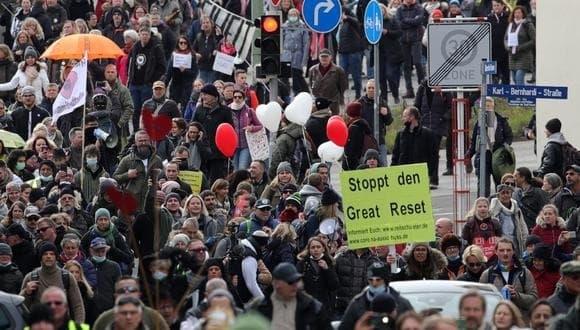 Marchan en Alemania contra restricciones por Covid-19