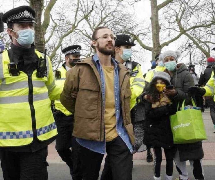 Protesta contra confinamiento en Londres deja 33 detenidos