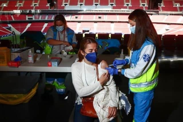 Españoles hacen fila para recibir vacuna