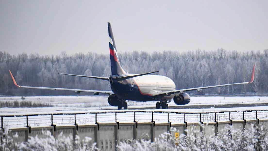 Avión de pasajeros aterriza de emergencia en Rusia