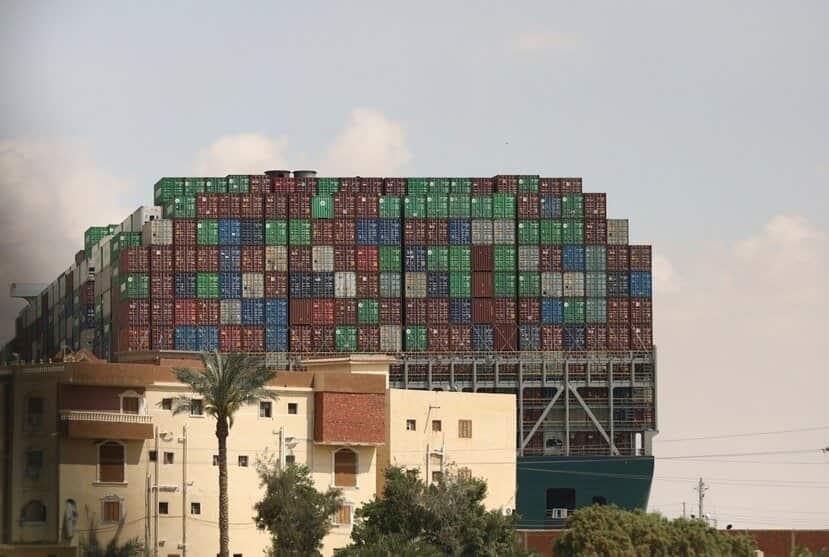 Examinan casco del mercante atrapado en Suez