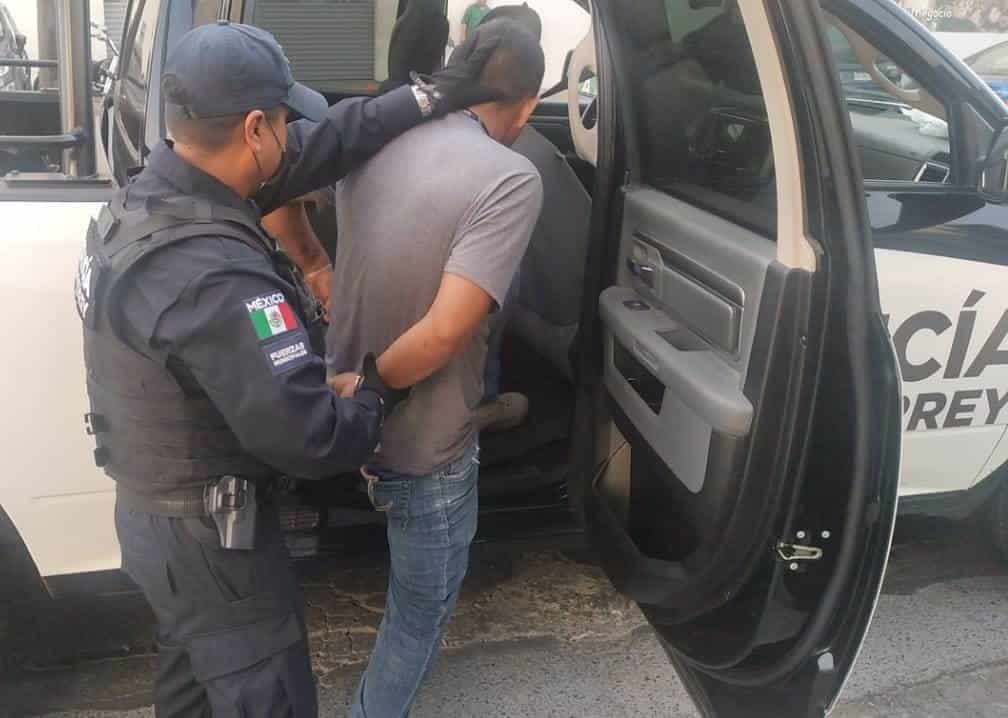 En una camioneta con reporte de robo fue detenido un hombre