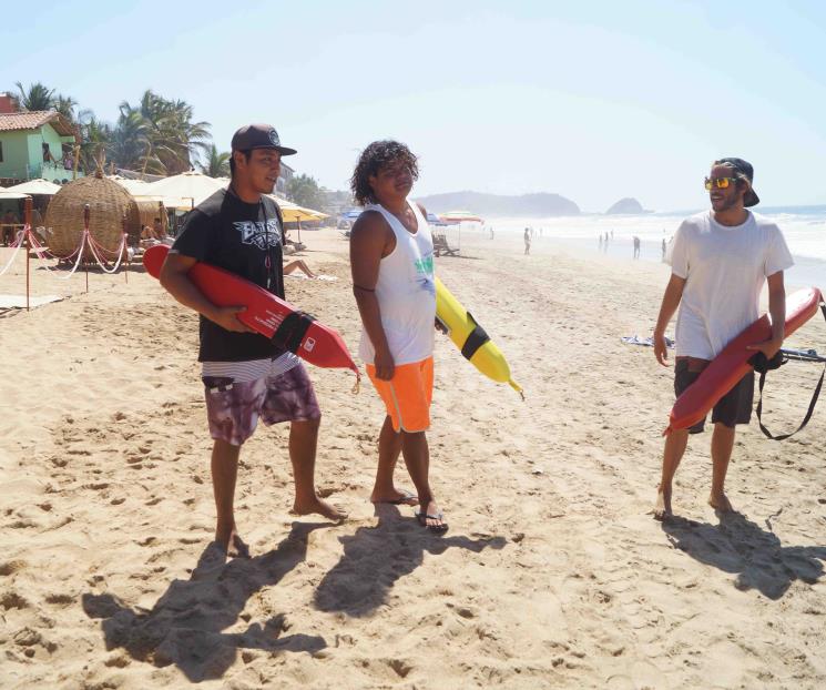Playas, olas, bañistas y presencia policial en Oaxaca