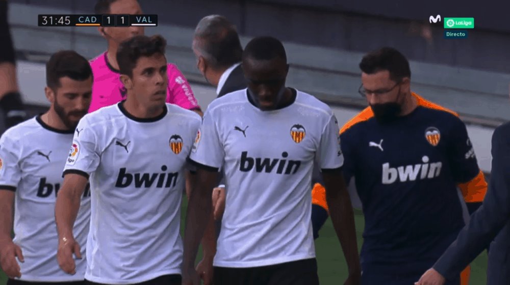 Tras racismo, Valencia abandona campo