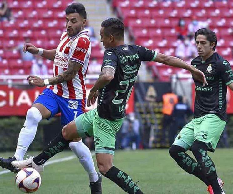 El juego Chivas-Santos se detuvo por grito homofóbico