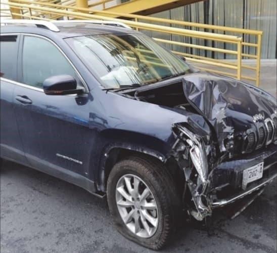 Sufre lesiones dama al estrellar su auto con poste