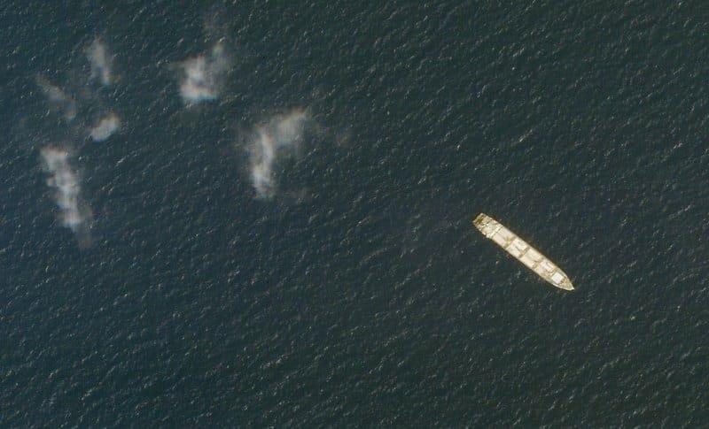 Atacan barco iraní en el Mar Rojo