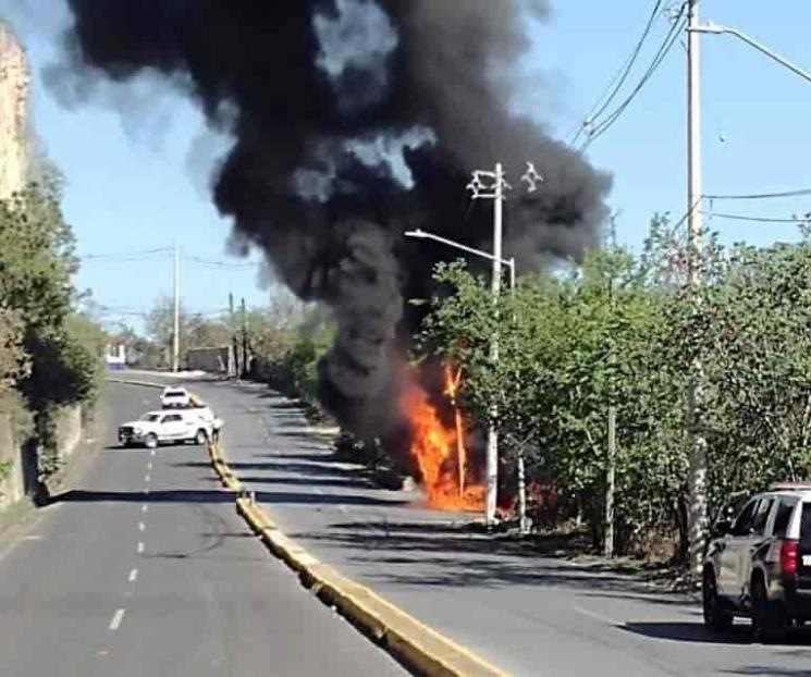 Se incendia camioneta de la CFE en San Pedro