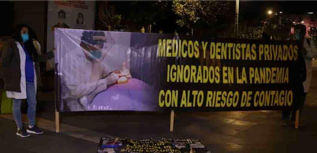 Médicos del sector privado protestan frente a PN