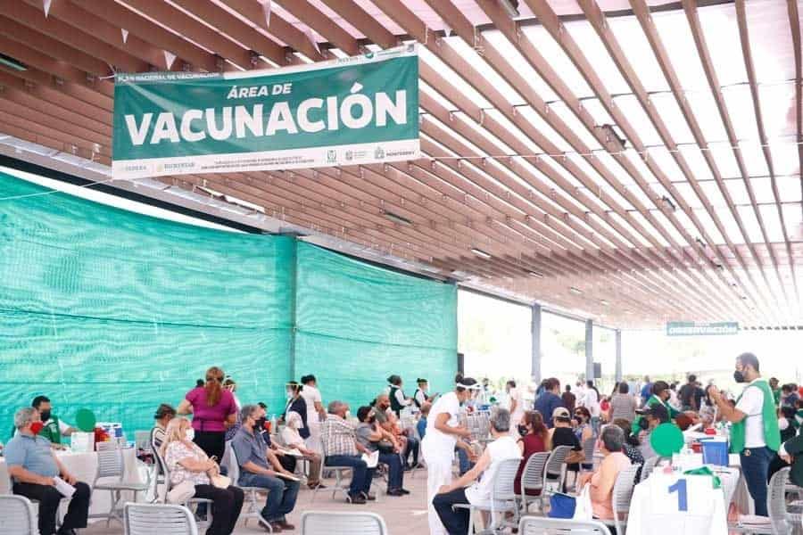 Vacunan más de 2 mil 400 personas en campus Monterrey