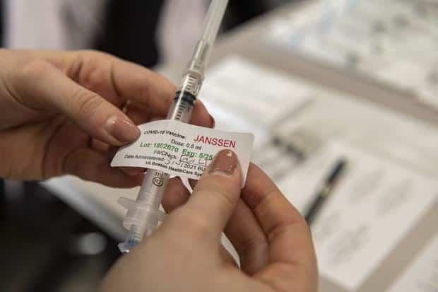 Johnson & Johnson retrasará lanzamiento de vacuna en Europa