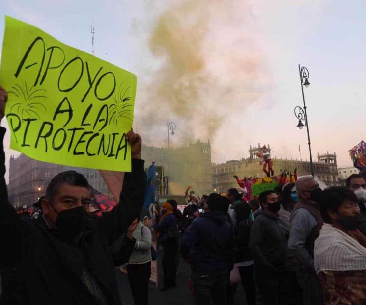 Pirotécnicos protestan afuera de Palacio Nacional