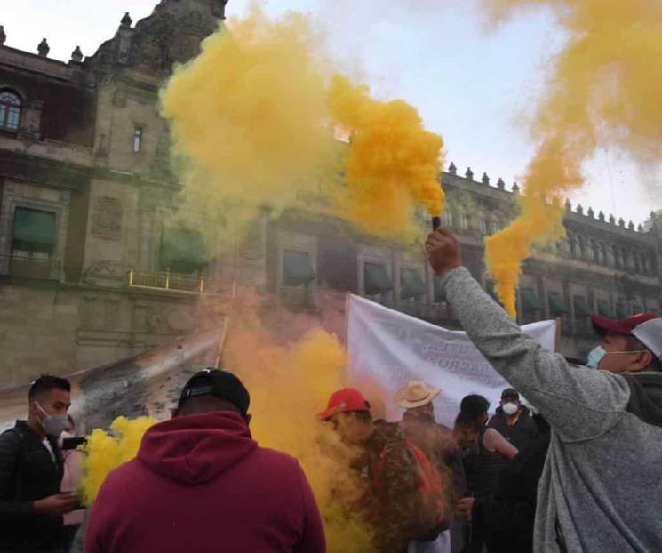 Coheteros de Tultepec se manifiestan afuera de Palacio