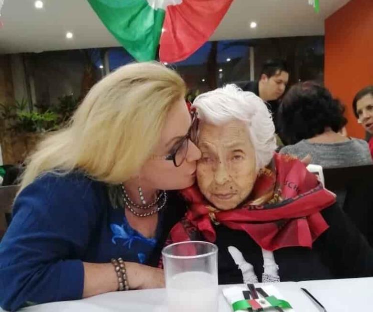 Hospitalizan de emergencia a la abuelita de Laura Zapata