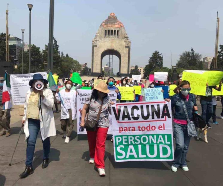 Médicos del sector privado marchan al Zócalo; exigen vacunas