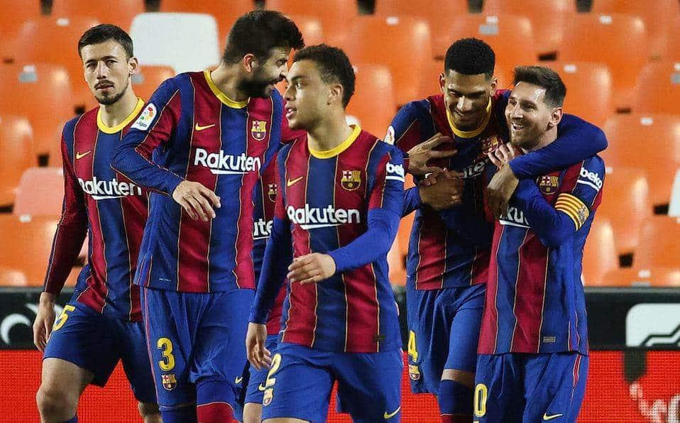 Gana Barcelona a Valencia y sigue cerca del líder Atlético