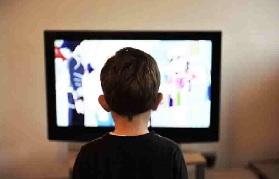 Niños destinan más de 4 horas para ver TV; ven telenovelas