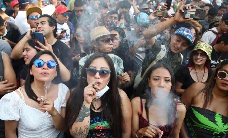 Realizan fumatón de marihuana en Ángel de la Independencia
