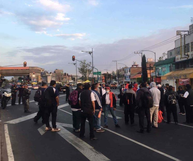 Operadores de transporte público bloquean Viaducto