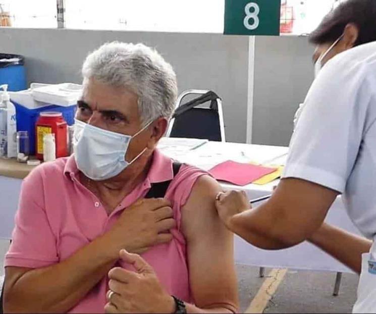 Ferretti ovacionado al recibir segunda vacuna contra Covid